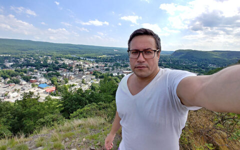 2019 small town Port Jervis NY. The original Tri-state point. Я стою в Нью Йорке, позади меня слева Нью Джерси, справа Пеннсилвания.
