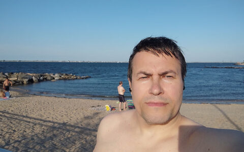 2023 Manhattan Beach NYC только вышел из воды